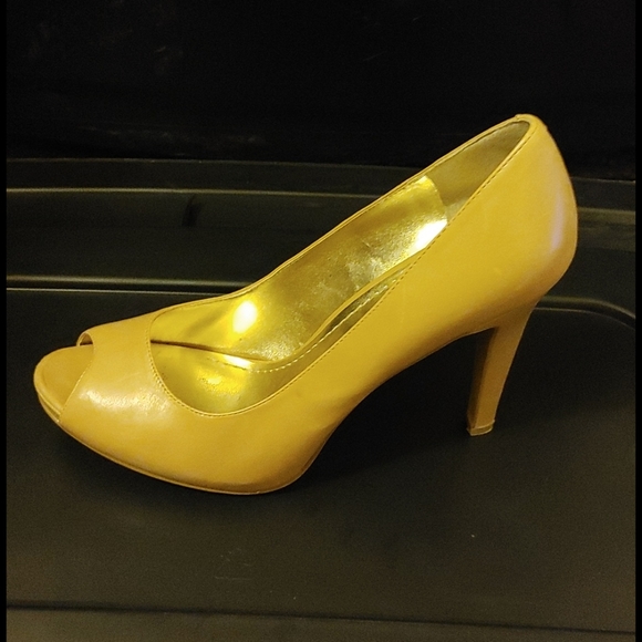 Shoes - Picture 2 of 5